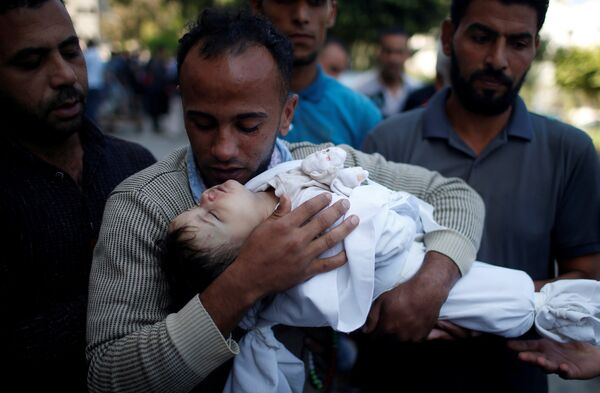 Bebeğinin ölmesinden beri çok az şey söyleyen babası ise Leyla'nın Filistin bayrağına sarılı bedenini kollarında camiye taşırken, Ona dua edin diyerek ağladı. - Sputnik Türkiye