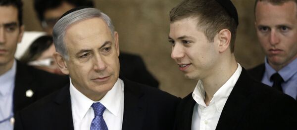 Israeli Prime Minister Benjamin Netanyahu (L) and his son Yair visit, on March 18, 2015, the Wailing Wall in Jerusalem following his party Likud's victory in Israel's general election - Sputnik Türkiye