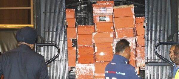 Bukit Aman Ticari Suçları Araştırma Bürosu (CCID) Amiri Amar Singh, basına yaptığı açıklamada, Necip'in apartman dairelerinde yapılan aramaların 1MDB soruşturmasıyla ilgili olduğunu söyledi. Polis çok sayıda nakit para ve mücevherin bulunduğu 72 adet bavula ve içinde Hermes, Birkin ve Louis Vuitton gibi lüks markaların çantalarının bulunduğu 284 kutuya el konulduğunu duyurdu. Polis amiri Amar, apartmanlardaki aramaların sona erdiğini ancak operasyonların devam edeceğini kaydetti. - Sputnik Türkiye