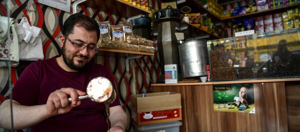 Suriyeliler girişimcilikleri, yatırımları, açtıkları işletmelerle Türkiye ekonomisine katkıda bulunuyor, birçok Suriyeli işletmeci 'Türk kardeşlerine müteşekkir olduklarını' söylüyor.  - Sputnik Türkiye