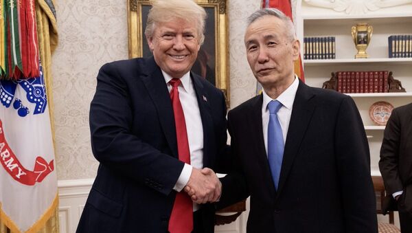 Donald Trump ve Liu He - Sputnik Türkiye