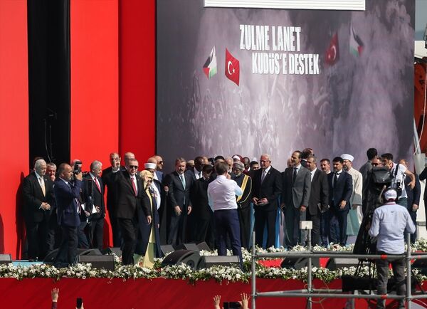 Cumhurbaşkanı Recep Tayyip Erdoğan ve İslam İşbirliği Teşkilatı (İİT) Olağanüstü Zirvesi için İstanbul'a gelen üye ülkelerin temsilcileri, Yenikapı Miting Alanı'na gelerek vatandaşları selamladı. - Sputnik Türkiye