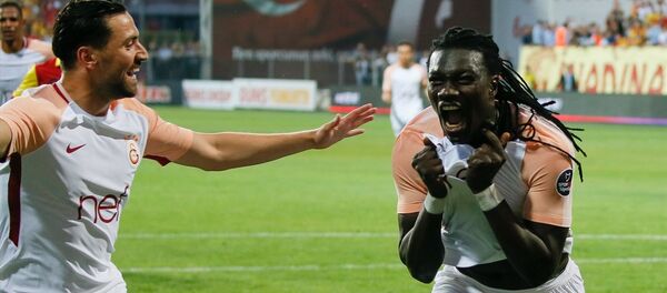 Bafetimbi Gomis'in gol sonrası sevinci - Sputnik Türkiye