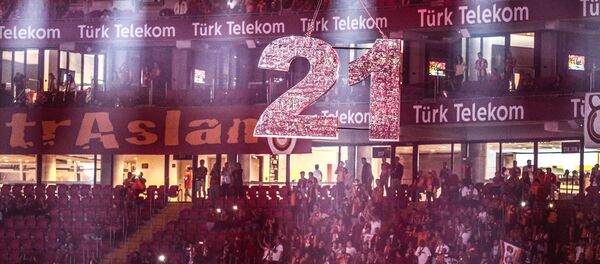 Taraftarlar, Türk Telekom Stadı'ndaki kutlamalar için yerlerini aldı. - Sputnik Türkiye