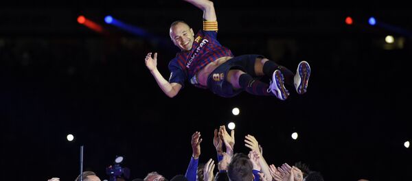Son maçında Barcelona'daki takım arkadaşları Iniesta'yı ellerinin üzerinde havaya fırlattı. - Sputnik Türkiye