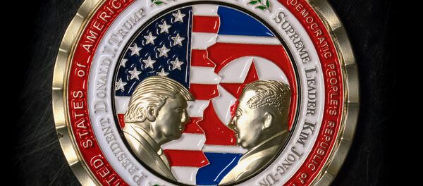 12 Haziran'da Singapur'da yapılacak Trump-Kim zirvesi için üç hafta öncesinden hatıra parası - Sputnik Türkiye