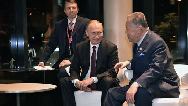 Russian President Vladimir Putin and former Japanese Prime Minister Yoshiro Mori, right, during their meeting. File photo - Sputnik Türkiye