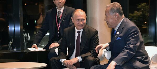 Russian President Vladimir Putin and former Japanese Prime Minister Yoshiro Mori, right, during their meeting. File photo - Sputnik Türkiye