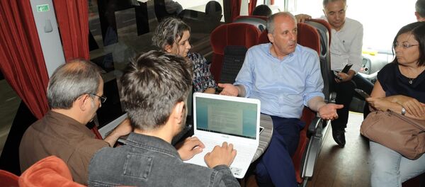 CHP'nin Cumhurbaşkanı adayı Muharrem İnce, seçim otobüsünde gazetecilerle - Sputnik Türkiye