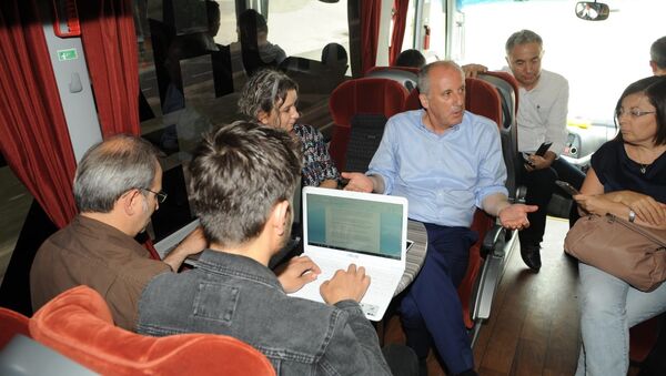 CHP'nin Cumhurbaşkanı adayı Muharrem İnce, seçim otobüsünde gazetecilerle - Sputnik Türkiye