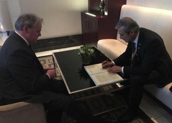 Birleşik Krallık Savunma Tedarikleri Bakanı Guto Bebb ve  Savunma Sanayi Müsteşarı İsmail Demir arasında TF-X motorunun geliştirilmesinde Rolls Royce katılımına ilişkin Niyet Beyanı imzalandı. - Sputnik Türkiye