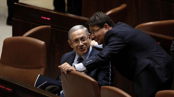 Israeli Prime Minister Benjamin Netanyahu (L) talks with Ofir Akunis (R) during a meeting at the parliament, the Knesset, in Jerusalem, on May 13, 2015 - Sputnik Türkiye