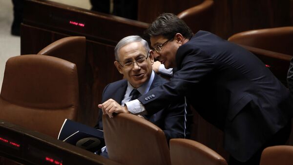 Israeli Prime Minister Benjamin Netanyahu (L) talks with Ofir Akunis (R) during a meeting at the parliament, the Knesset, in Jerusalem, on May 13, 2015 - Sputnik Türkiye