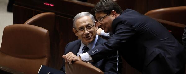 Israeli Prime Minister Benjamin Netanyahu (L) talks with Ofir Akunis (R) during a meeting at the parliament, the Knesset, in Jerusalem, on May 13, 2015 - Sputnik Türkiye