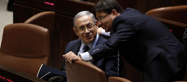 Israeli Prime Minister Benjamin Netanyahu (L) talks with Ofir Akunis (R) during a meeting at the parliament, the Knesset, in Jerusalem, on May 13, 2015 - Sputnik Türkiye