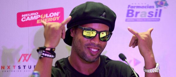 Brezilyalı futbol efsanesi Ronaldinho, Ağustos  2017'de El Salvador'da şiddet mağduru çocuklarla buluştu. - Sputnik Türkiye