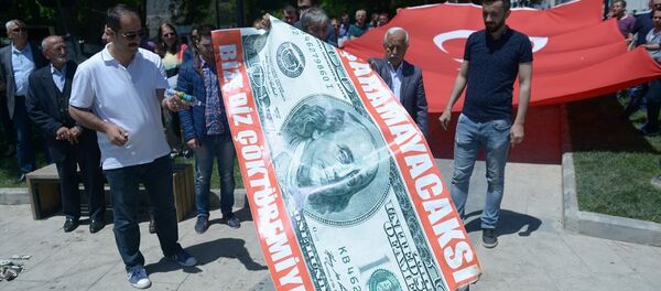 15 Temmuz Milli İrade ve Demokrasi Derneği Sinop Şube Başkanlığı öncülüğünde bir araya gelen bazı sivil toplum örgütü temsilcileri, döviz kurlarındaki artışa tepki gösterdi. Gruptakiler, temsili olarak hazırlanan iki metre uzunluğundaki dolar banknotunu yaktı. - Sputnik Türkiye