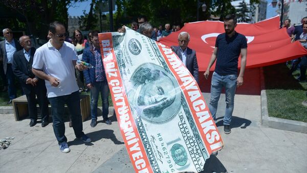 15 Temmuz Milli İrade ve Demokrasi Derneği Sinop Şube Başkanlığı öncülüğünde bir araya gelen bazı sivil toplum örgütü temsilcileri, döviz kurlarındaki artışa tepki gösterdi. Gruptakiler, temsili olarak hazırlanan iki metre uzunluğundaki dolar banknotunu yaktı. - Sputnik Türkiye