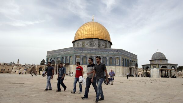 Palestinian men walk past the Dome of the Rock at the Al-Aqsa Mosque compound in Jerusalem before the Friday prayer, on October 23, 2015. - Sputnik Türkiye