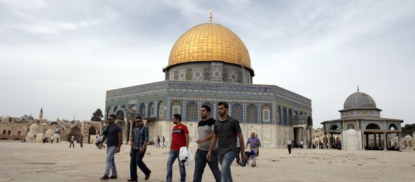 Palestinian men walk past the Dome of the Rock at the Al-Aqsa Mosque compound in Jerusalem before the Friday prayer, on October 23, 2015. - Sputnik Türkiye
