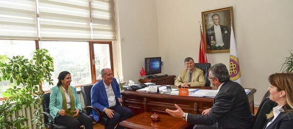 Cerrahpaşa Tıp Fakültesi Dekanı Prof. Dr. Alaattin Duran, CHP ziyareti - Sputnik Türkiye