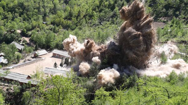 Kuzey Kore'nin Punggye-ri nükleer silah deneme sahasının imhası sırasında bir komuta tesisi havaya uçurulurken, 24  Mayıs 2018 - Sputnik Türkiye