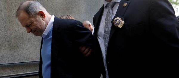 New York'ta polise teslim olan Harvey Weinstein, kelepçelenerek mahkemeye götürüldü. - Sputnik Türkiye