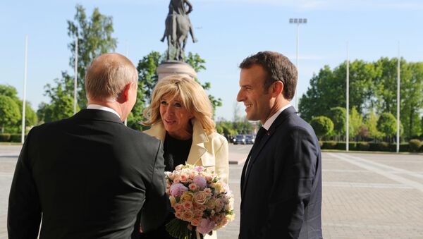 Vladimir Putin, Emmanuel Macron , Brigitte Macron, St. Petersburg - Sputnik Türkiye