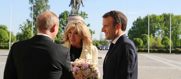 Vladimir Putin, Emmanuel Macron , Brigitte Macron, St. Petersburg - Sputnik Türkiye