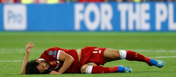 Liverpool'un yıldız oyuncusu Salah, 39. dakikada sakatlanmasının ardından maçı göz yaşlarıyla terk etti. - Sputnik Türkiye