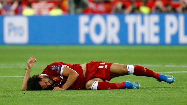 Liverpool'un yıldız oyuncusu Salah, 39. dakikada sakatlanmasının ardından maçı göz yaşlarıyla terk etti. - Sputnik Türkiye