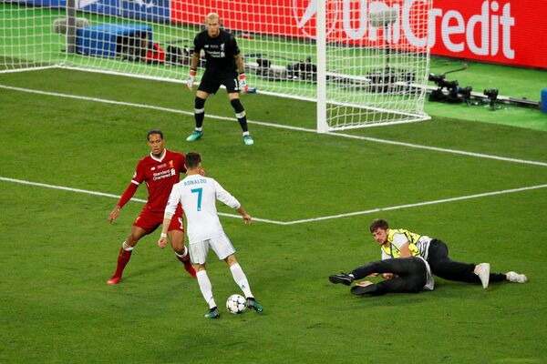 Maçın sonlarına doğru sahaya giren bir taraftar, Madrid'in yaptığı atağın kesilmesine yol açtı - Sputnik Türkiye