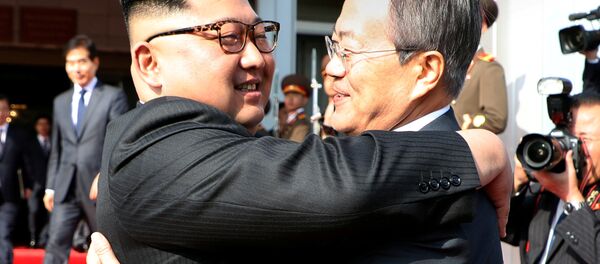 Kuzey Kore lideri Kim Jong-un- Güney Kore Devlet Başkanı Moon Jae-in - Sputnik Türkiye