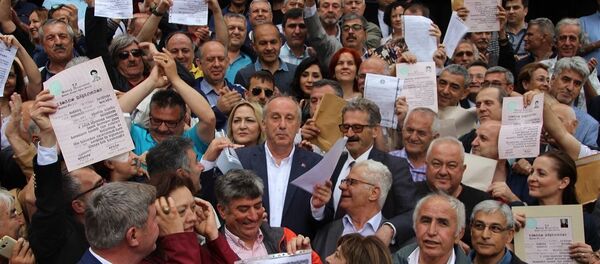 Muharrem İnce, mezun olduğu Balıkesir Üniversitesi Necatibey Eğitim Fakültesi'ne gelerek, seçmenlere diplomasının fotokopisini dağıttı. İnce, fakülte önünde 1986 yılında mezun olduğu sınıf arkadaşları ve hocalarıyla da toplu fotoğraf çektirdi. - Sputnik Türkiye