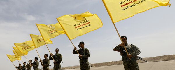 YPG'nin omurgasını oluşturduğu DSG'nin ABD eğitiminden geçtikten sonra Deyr ez Zor'daki Kasrah'ta mezuniyet töreni, 21 Mayıs 2018 - Sputnik Türkiye