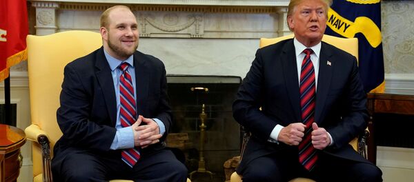 Trump, Venezüella'nın serbest bıraktığı misyoner Holt'u Beyaz Saray'da ağırladı. - Sputnik Türkiye