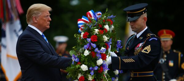 ABD'de orduda görev yaparken hayatını kaybeden kadın ve erkeklerin onurlandırıldığı Anma Günü'nda Başkan Donald Trump, Arlington Ulusal Mezarlığı'ndaki Meçhul Asker Anıtı'na çelenk bıraktı. - Sputnik Türkiye