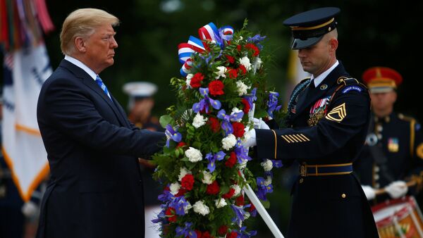 ABD'de orduda görev yaparken hayatını kaybeden kadın ve erkeklerin onurlandırıldığı Anma Günü'nda Başkan Donald Trump, Arlington Ulusal Mezarlığı'ndaki Meçhul Asker Anıtı'na çelenk bıraktı. - Sputnik Türkiye