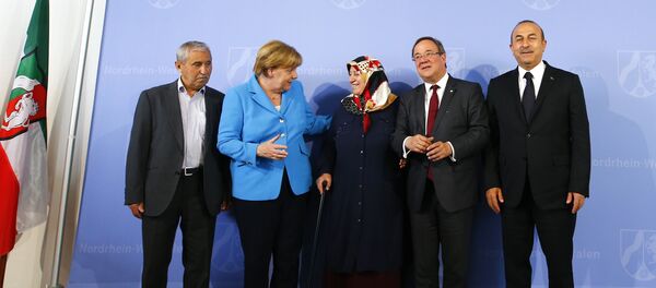 Almanya'nın Solingen kentinde 25 yıl önce düzenlenen ırkçı saldırıda 5 Türk vatandaşının hayatını kaybetmesinin üzerinden tam 25 yıl geçti.  Faciada ölenlerin anısına bugün Düsseldorf kentinde yapılan anma törenine Almanya Başbakanı Angela Merkel, Dışişleri Bakanı Mevlüt Çavuşoğlu, Kuzey Ren-Vestfelya Başbakanı Armin Laschet ile saldırıda yakınlarını kaybeden Mevlüde Genç ile Durmuş Genç katıldı. - Sputnik Türkiye