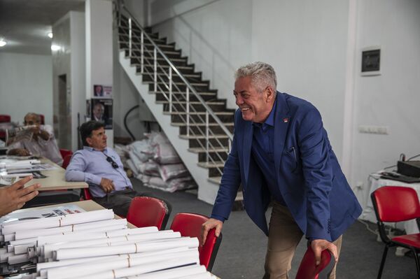 Muharrem İnce'nin çocukluk arkadaşı ve CHP vekil adayı Özcan Özel. - Sputnik Türkiye