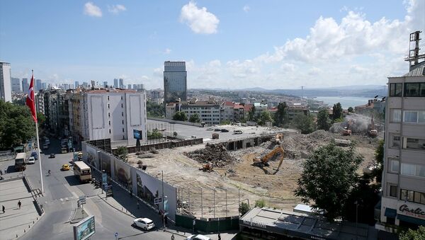 Atatürk Kültür Merkezi (AKM) projesi kapsamında eski binanın yıkım çalışması tamamlanırken, hafriyat kaldırma çalışmaları devam ediyor. - Sputnik Türkiye