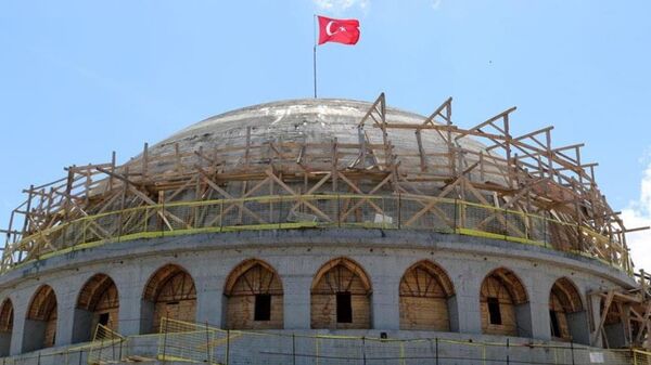 Mimarlar Şefik Birkiye ve Selim Dalaman imzası taşıyan caminin, küçük iki kubbesinin ardından 28 metre çapı ve 29 metre yüksekliği olan ana kubbesinin yapımı tamamlandı. Bunun bir göstergesi olarak da kubbenin tepesine Türk bayrağı dikildi. - Sputnik Türkiye