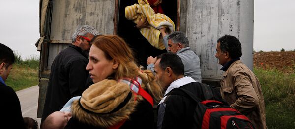 Meriç Nehri'ni geçip Yunanistan'a ulaşan Suriyeli sığınmacıları Yunan polisi kamyonlarla kamplara taşıyor. - Sputnik Türkiye
