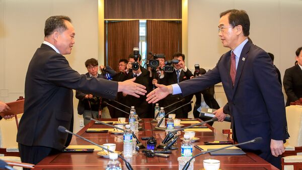 Güney Kore Birleştirme Bakanı Cho Myoung-gyon ve Kuzey Koreli mevkidaşı Ri Son Gwon, Panmunjom'daki görüşmelerde tokalaşırken - Sputnik Türkiye
