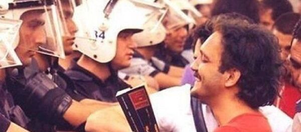 'Gezi'nin kitap okuyan adamı' olarak bilinen Hasan Hüseyin Karabulut - Sputnik Türkiye