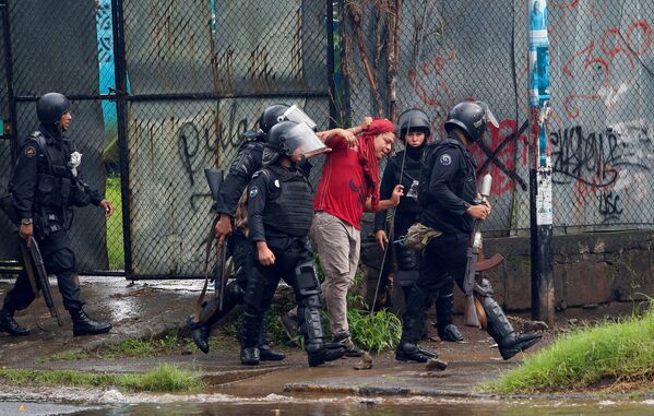 Dün yaşananları muhalefetin 'komplosu' olarak nitelendiren ve muhalefetin amacının insanları terörize etmek olduğunu savunan Ortega ise Hükümete yakın şok grupları ya da paramiliterler yok. Bu nedenle bu tarjik ve acı verici olayları provoke ettiğimiz suçlamasını kabul edemeyiz. Biz provoke etmedik ve asla etmeyeceğiz dedi. Ulusal Polis direktörü yardımcısı Francisco Diaz ise 'suç gruplarının' Managua'da hükümet yanlılarının eylemine 'ateşli silah ve havan topu' ile saldırdığını ve açılan ateşte 7 kişinin öldüğünü ve 20'si polis 91 kişinin yaralandığını söyledi. Muhalefet ise çarşamba günü hükümet yanlısı eylemcilerin, eylemlerde evlatlarını kaybeden annelere destek için yapılan yürüyüşe ateş açması sonucu en az 1 kişinin öldüğünü duyurmuştu. - Sputnik Türkiye