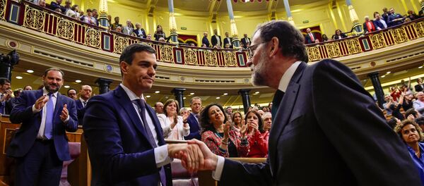 İspanya parlamentosunun güvenoyu vermediği Başbakan Rajoy (sağda), ayağa kalkıp Sosyalist Parti lideri Sanchez'le el sıkıştı, bu tebriğin ardından tek kelime etmeden genel kuruldan ayrıldı. - Sputnik Türkiye