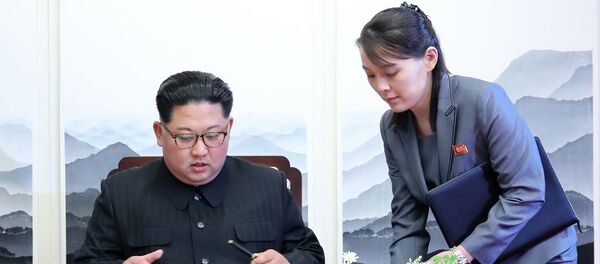 Sınırın güney tarafındaki barış evinde Güney Kore Devlet Başkanı Moon Jae-in ile biraraya gelen Kuzey Kore lideri Kim Jong-un'a (solda) kız kardeşi Kim Yo-jong eşlik etmişti. - Sputnik Türkiye