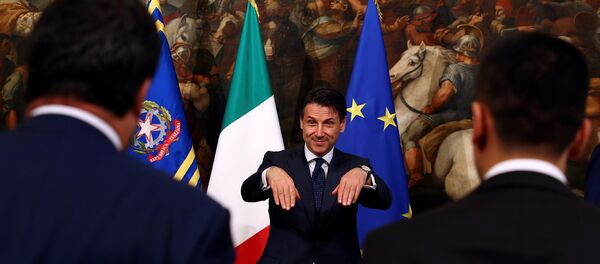5 Yıldız Hareketi (M5S) - Kuzey Birliği (Lig) hükümeti Giuseppe Conte'nin başbakanlığında yemin ederek göreve başladı. 5 Yıldız Hareketi (M5S) - Kuzey Birliği (Lig) hükümeti Giuseppe Conte'nin başbakanlığında yemin ederek göreve başladı. - Sputnik Türkiye