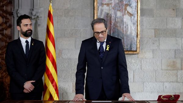 Katalan Meclisi Başkanı Roger Torrent'in de katıldığı törenle Katalonya Başkanı seçilen Quim Torra'nın liderliğindeki hükümet yemin ederek göreve başladı. - Sputnik Türkiye